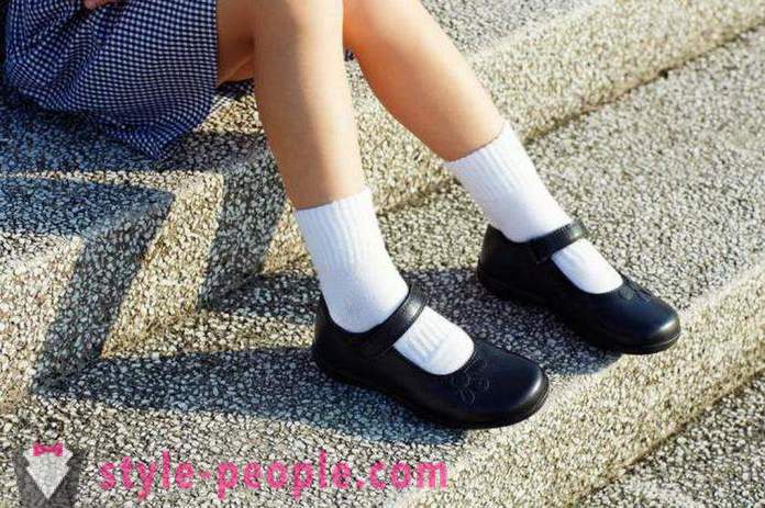 Kaip pasirinkti mergaitėms mokykloje batus: patarimai ir atsiliepimai apie gamintojus