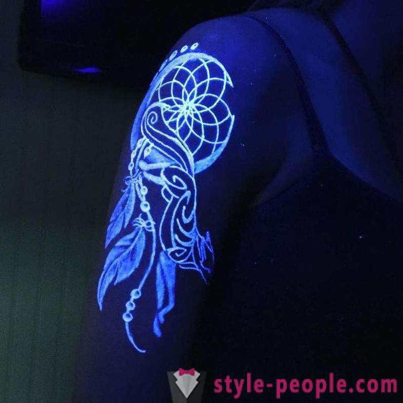 Tatuiruotės, kurios yra matomos tik ultravioletinėje šviesoje