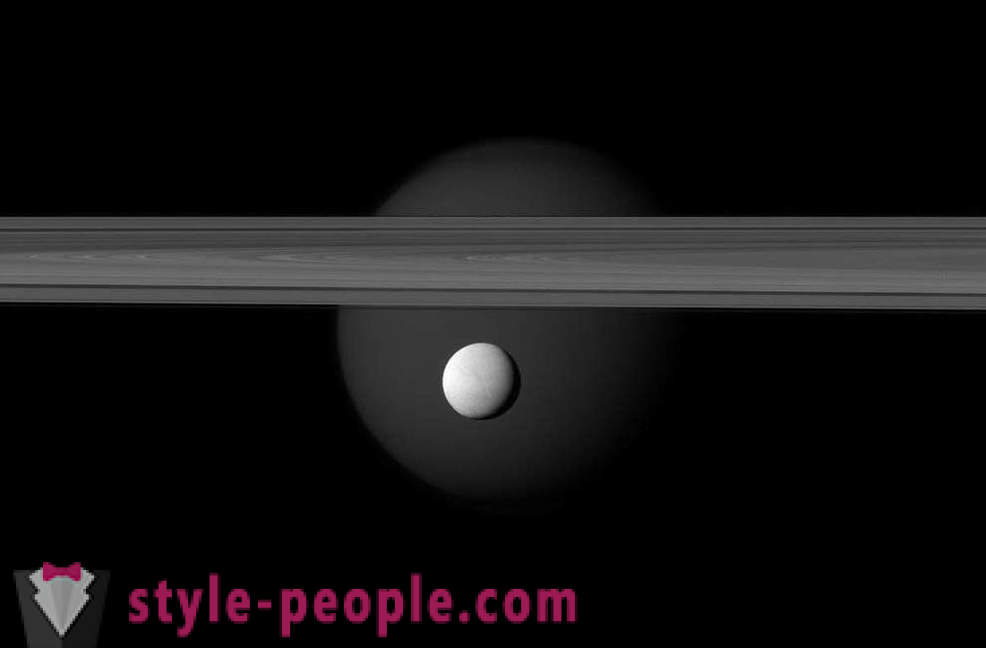 Šeštoji palydovinė Saturno į objektyvą