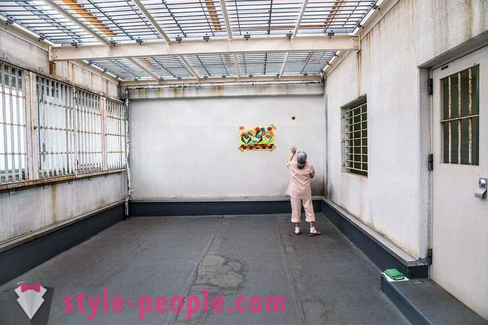 Senesni Japonijos žmonės yra linkę į vietinį kalėjimą