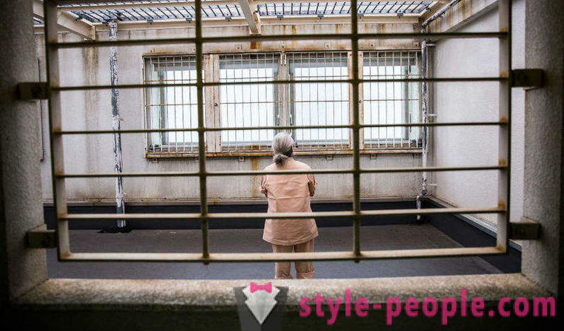 Senesni Japonijos žmonės yra linkę į vietinį kalėjimą