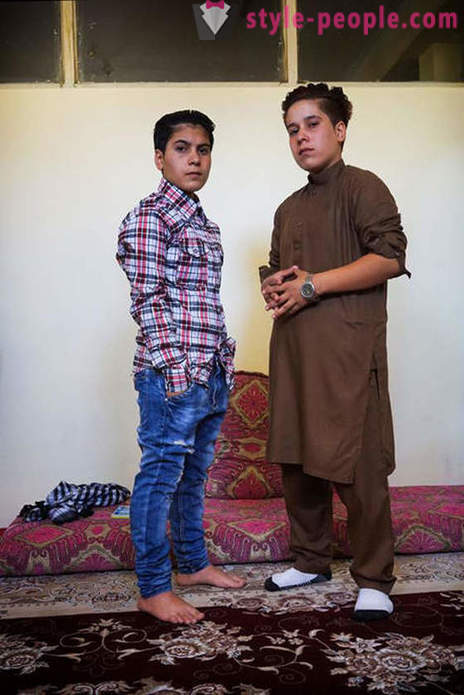 Kodėl iškeltas berniukai Afganistane, kai kurių mergaičių
