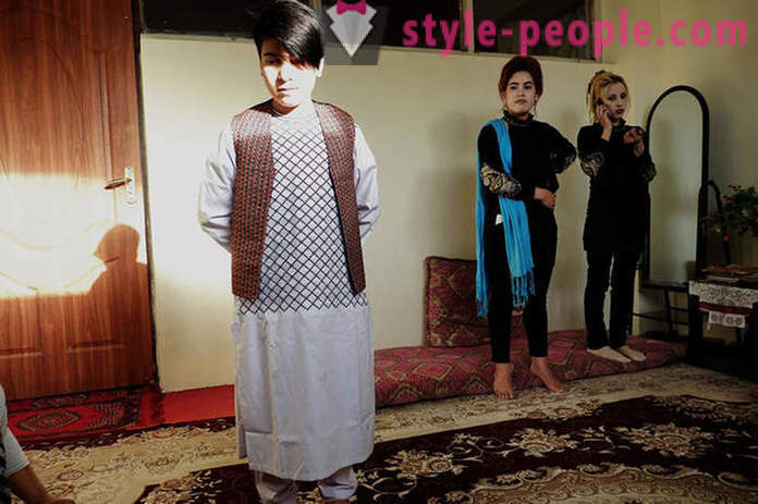 Kodėl iškeltas berniukai Afganistane, kai kurių mergaičių