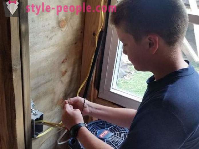 13-metų berniukas pastatė sau namus