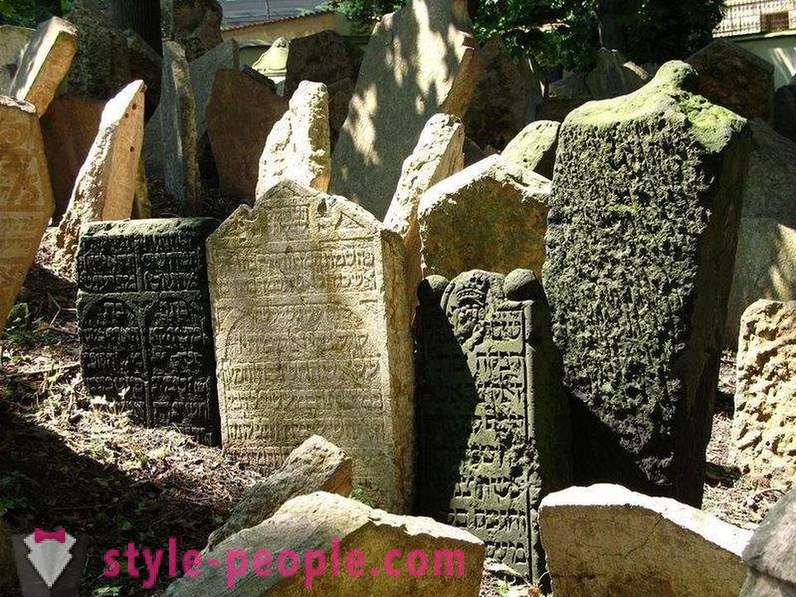 Daugiasluoksnė žydų kapinės Prahoje