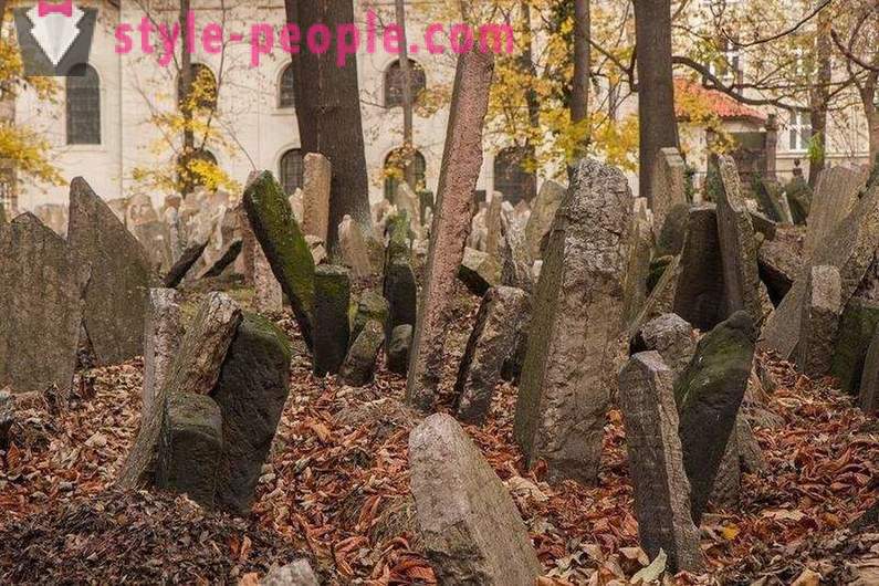 Daugiasluoksnė žydų kapinės Prahoje