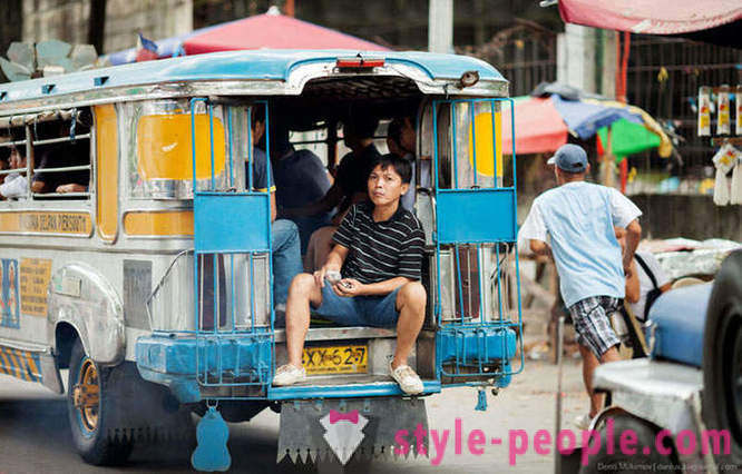 Šviesus Filipinų jeepney