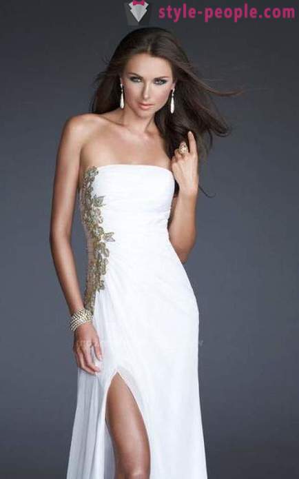 Balta suknelė ant grindų - stilingas apranga