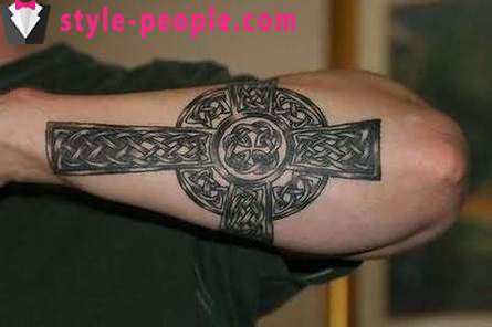 Kryžiaus tatuiruotę ant jo rankos. jo vertė